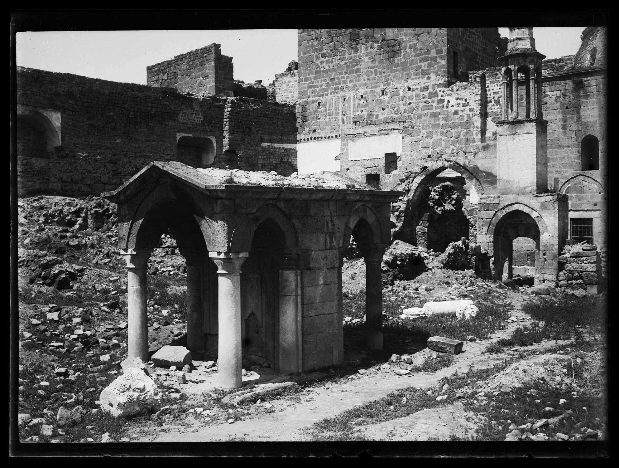 Vue intérieure : fontaine et minaret